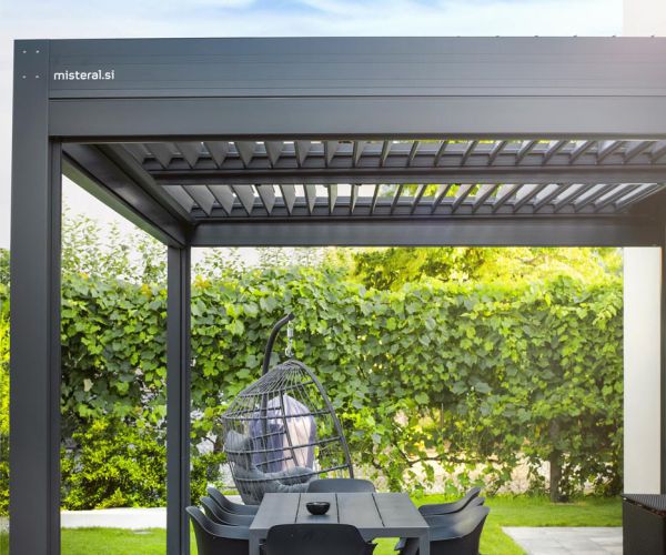 Bioklimatska pergola z integriranimi senčili na terasi, ki omogoča udobno preživljanje časa na prostem skozi vse leto.