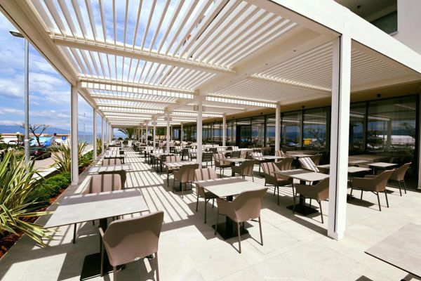 Pergola Misteral na terasi kavarne, ki gostom nudi senco in udobje