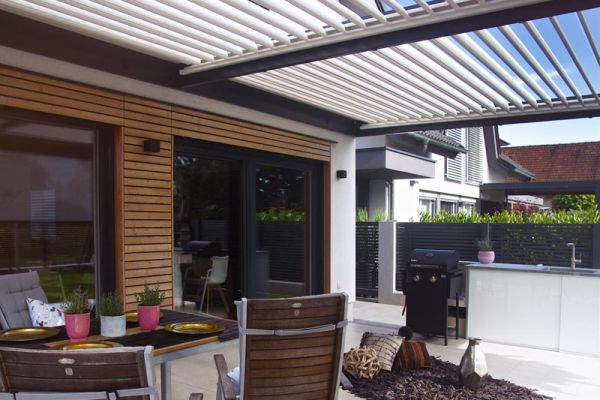 Elegantna bioklimatska pergola Misteral na sodobni terasi s čudovitim razgledom