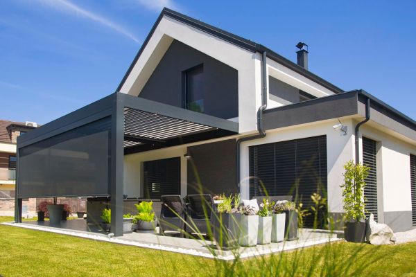 Lamelna pergola Misteral z integriranimi senčili za zaščito pred soncem in vetrom